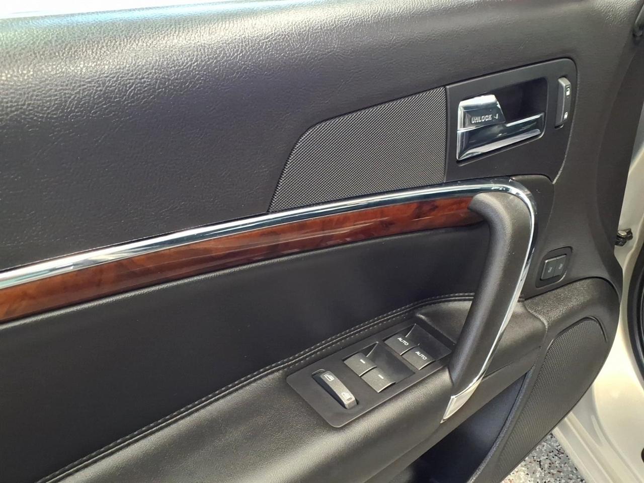 Lincoln MKZ photo 8