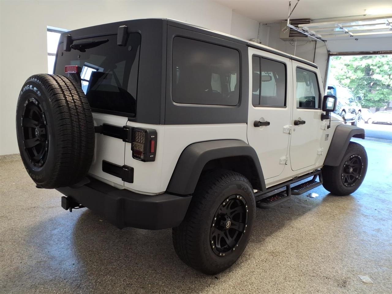 Jeep Wrangler photo 4