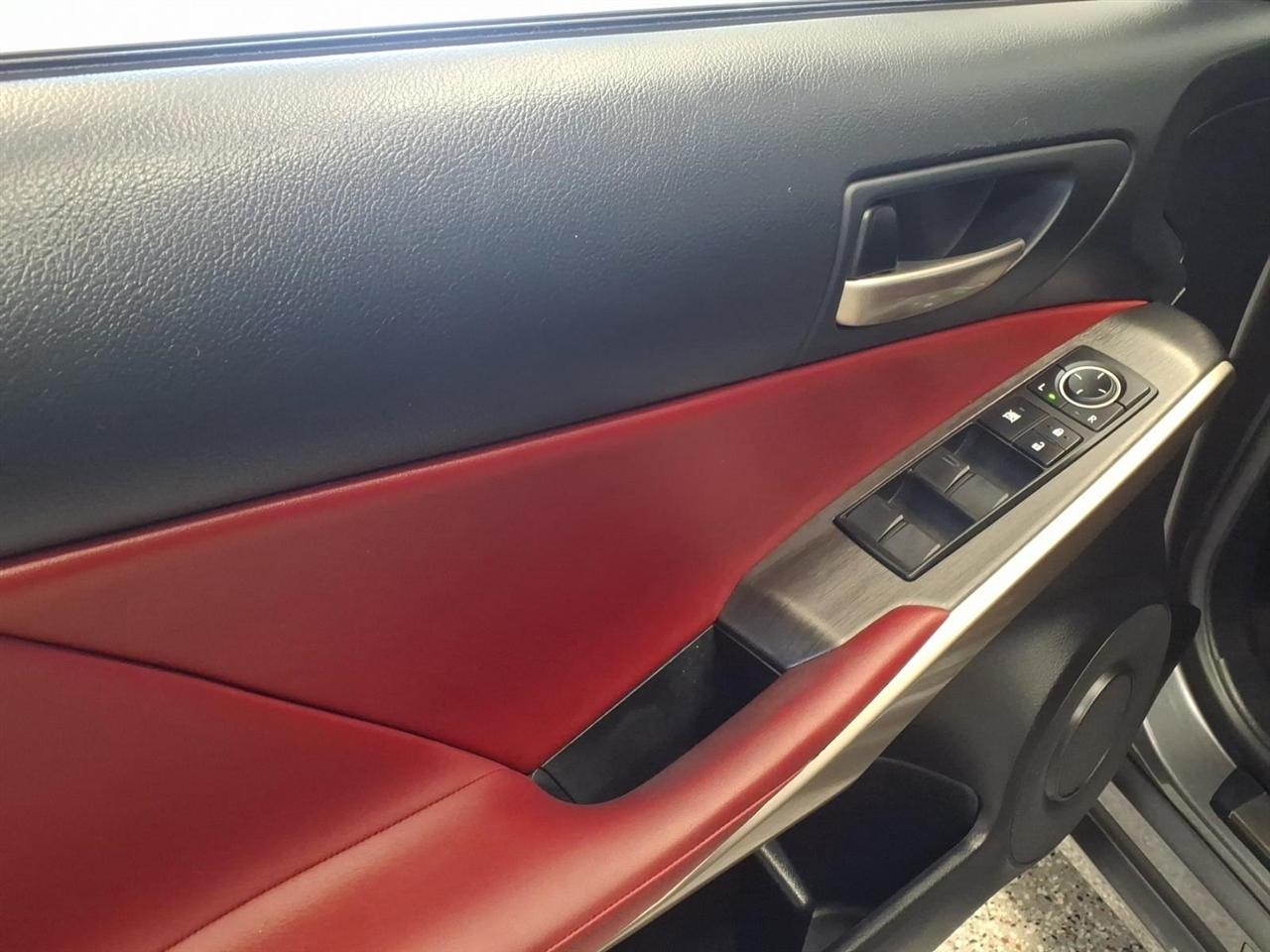 Lexus IS photo 8