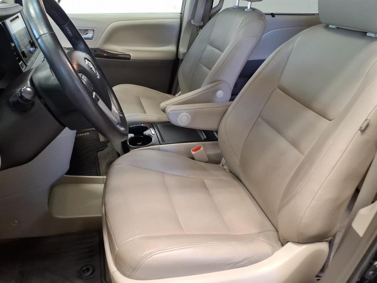 Toyota Sienna photo 18