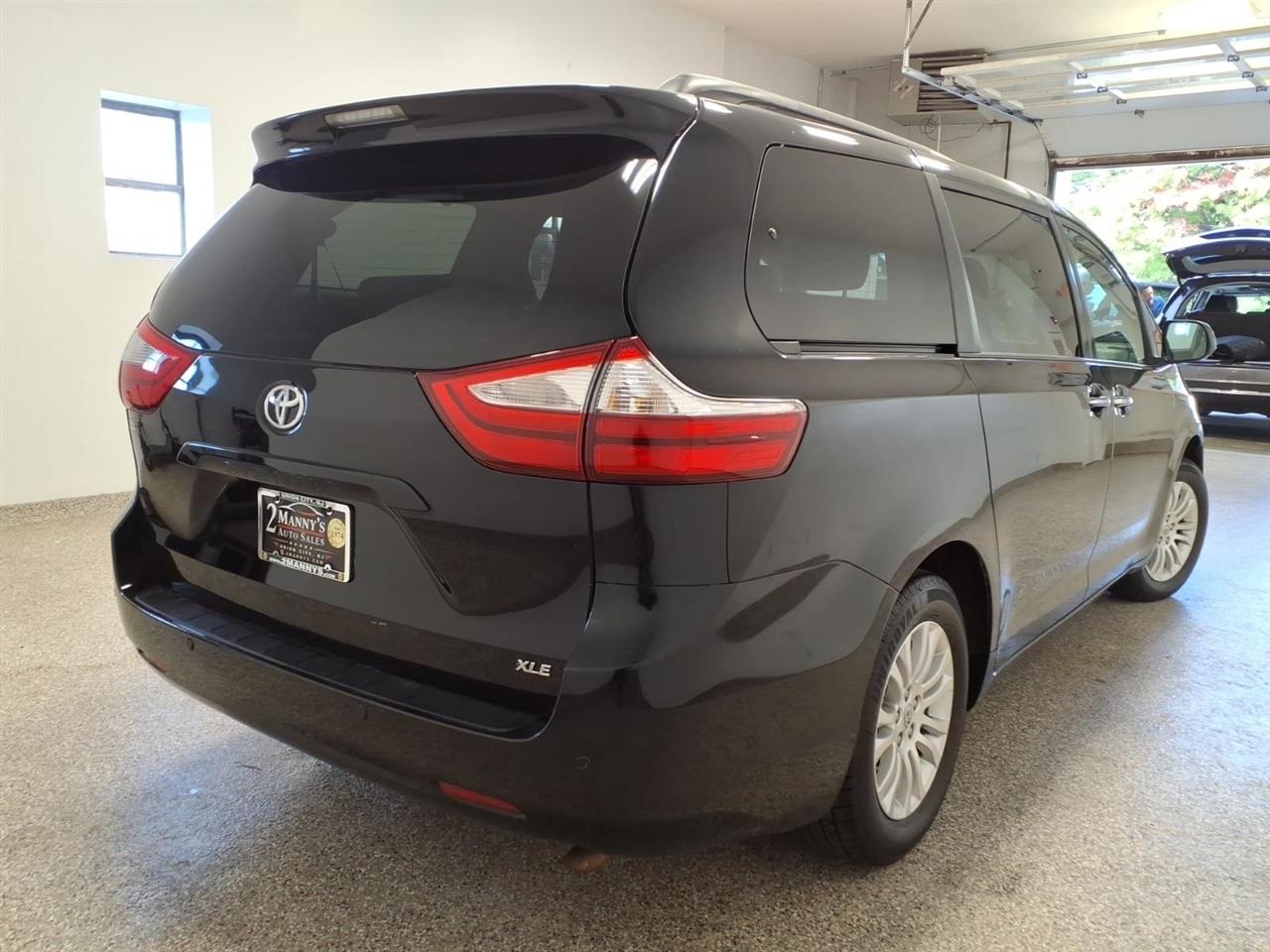 Toyota Sienna XLE 8-Passenger 2015