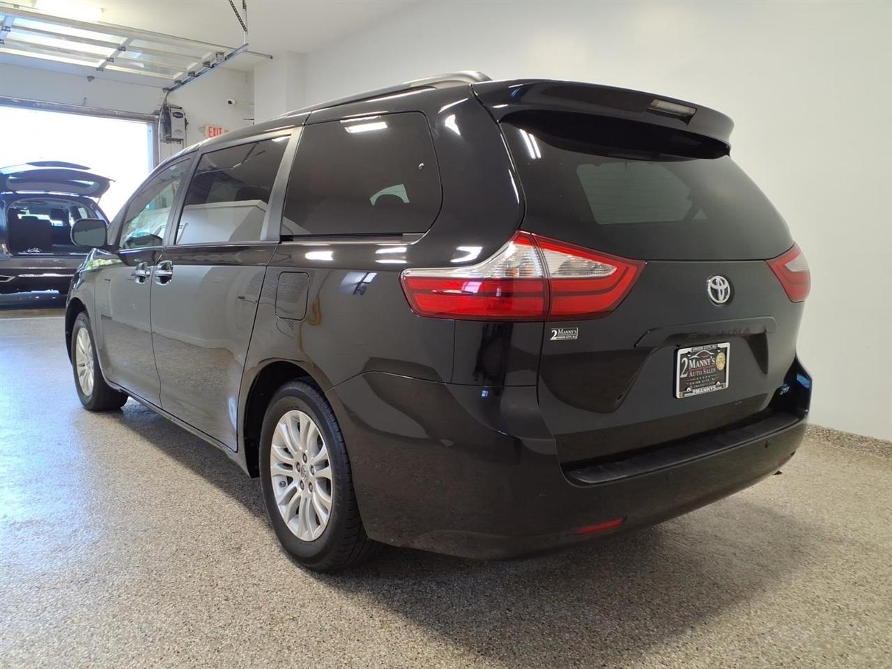 Toyota Sienna XLE 8-Passenger 2015