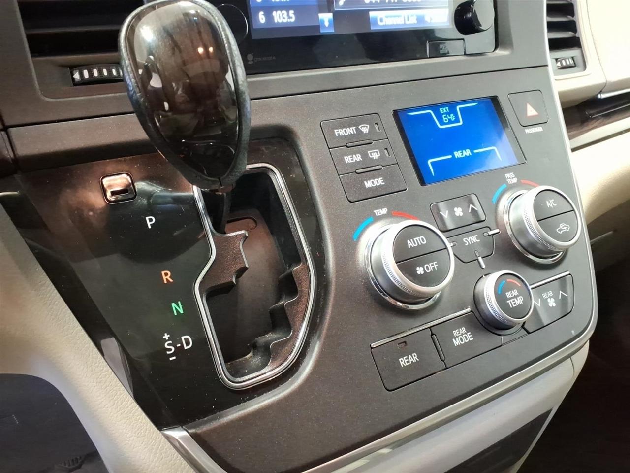 Toyota Sienna XLE 8-Passenger 2015