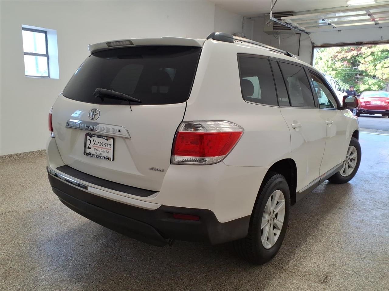Toyota Highlander 4WD 4dr V6 SE (Natl) 2011