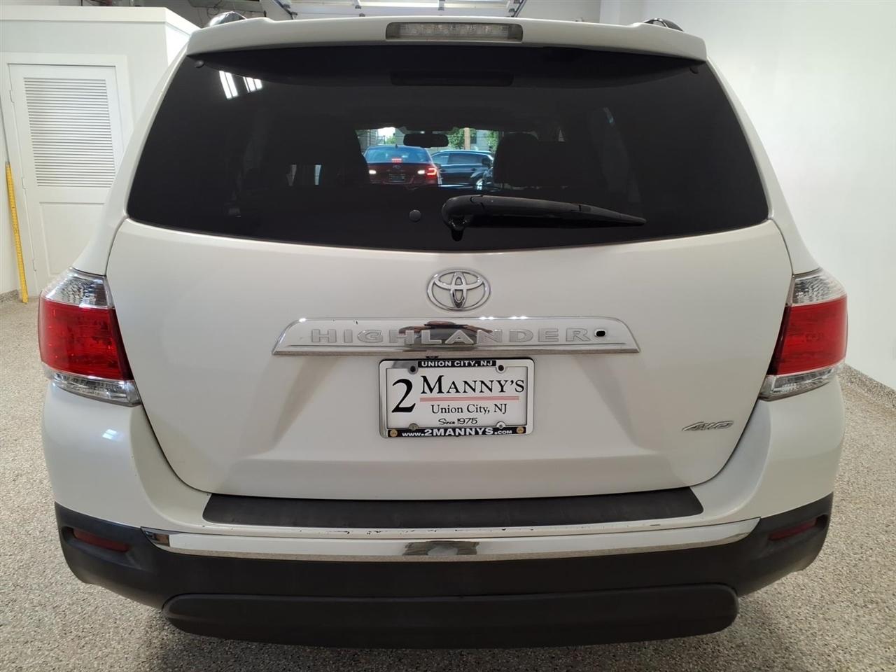 Toyota Highlander 4WD 4dr V6 SE (Natl) 2011