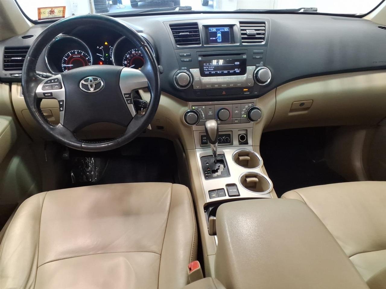 Toyota Highlander 4WD 4dr V6 SE (Natl) 2011