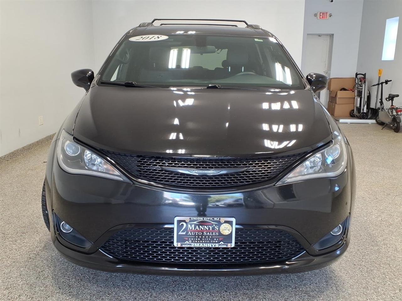 Chrysler Pacifica photo 2