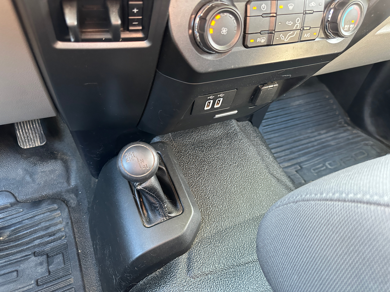 Ford F-250 SD XLT SuperCab Short Bed 4WD 2017