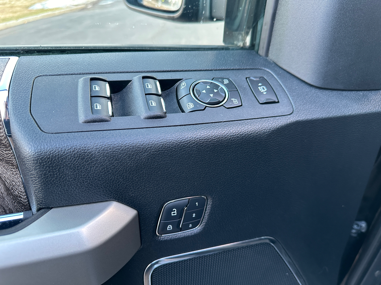 Ford F-250 SD Lariat Crew Cab Short Bed 4WD 2017