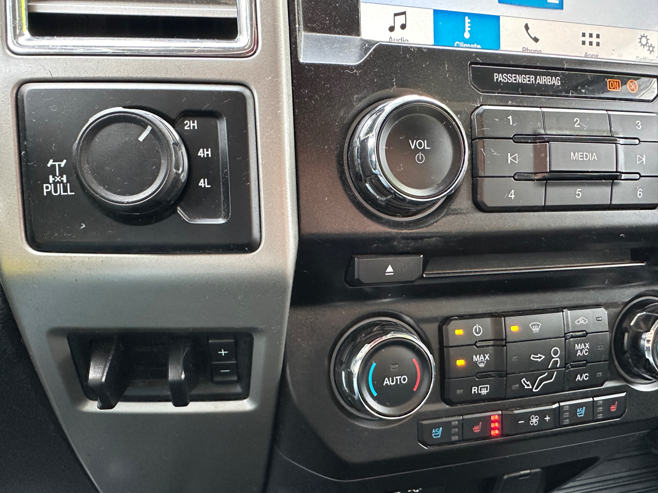 Ford F-250 SD Lariat Crew Cab Short Bed 4WD 2017