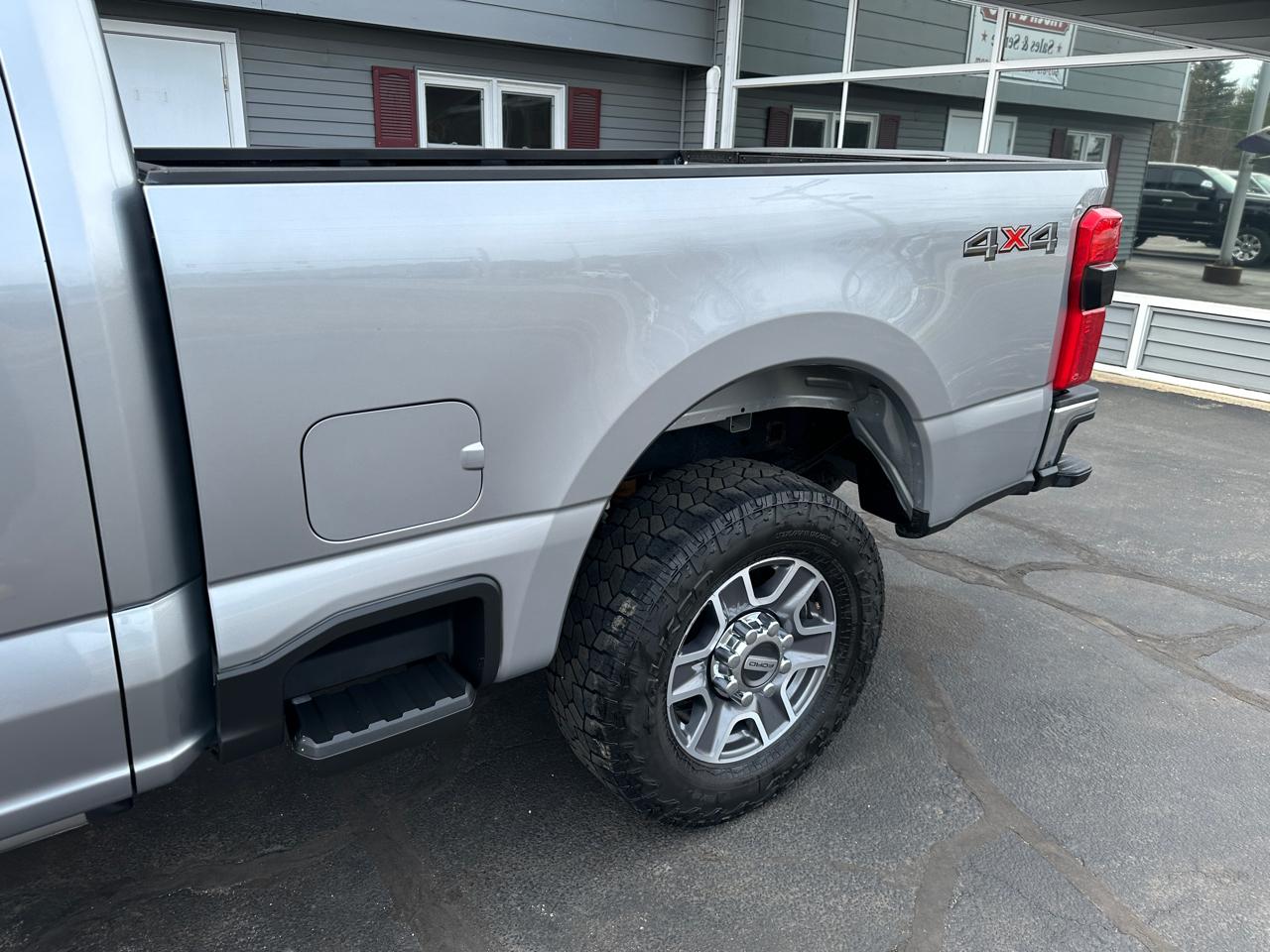 Ford F-250 SD Lariat Crew Cab 4WD 2023