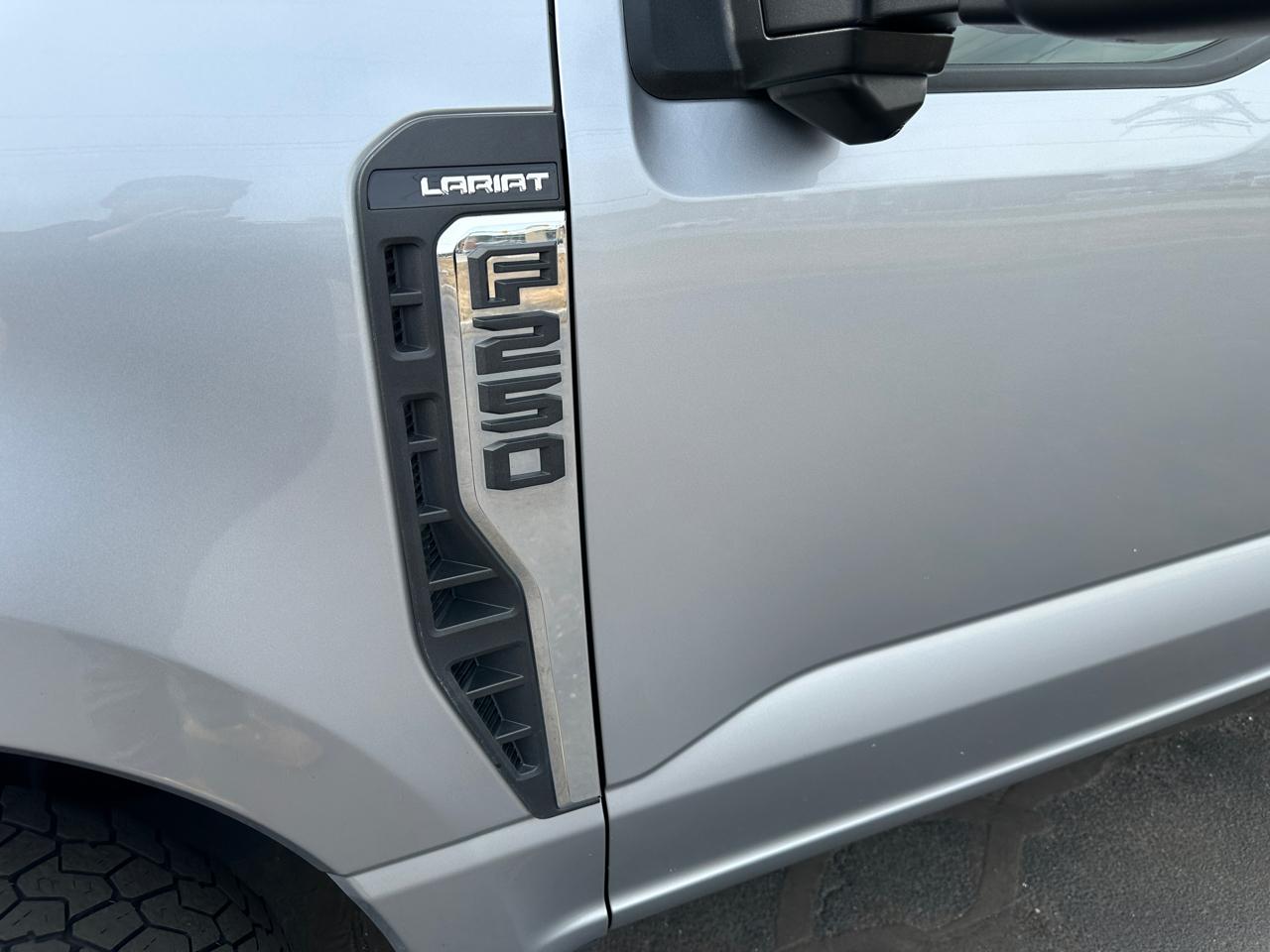 Ford F-250 SD Lariat Crew Cab 4WD 2023