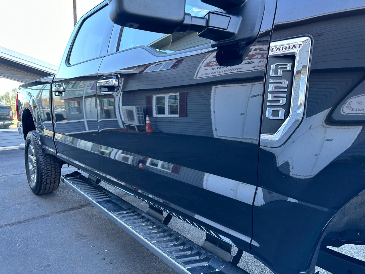 Ford F-250 SD Lariat Crew Cab Short Bed 4WD 2017