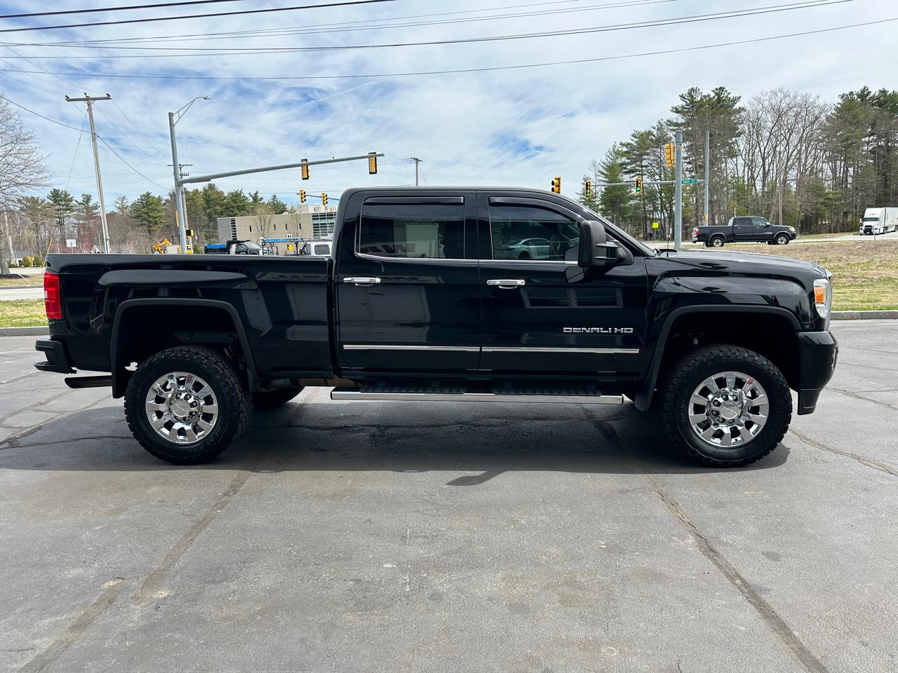 GMC Sierra 2500HD Denali Crew Cab 4WD 2017