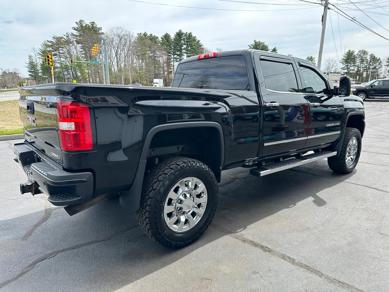 GMC Sierra 2500HD Denali Crew Cab 4WD 2017