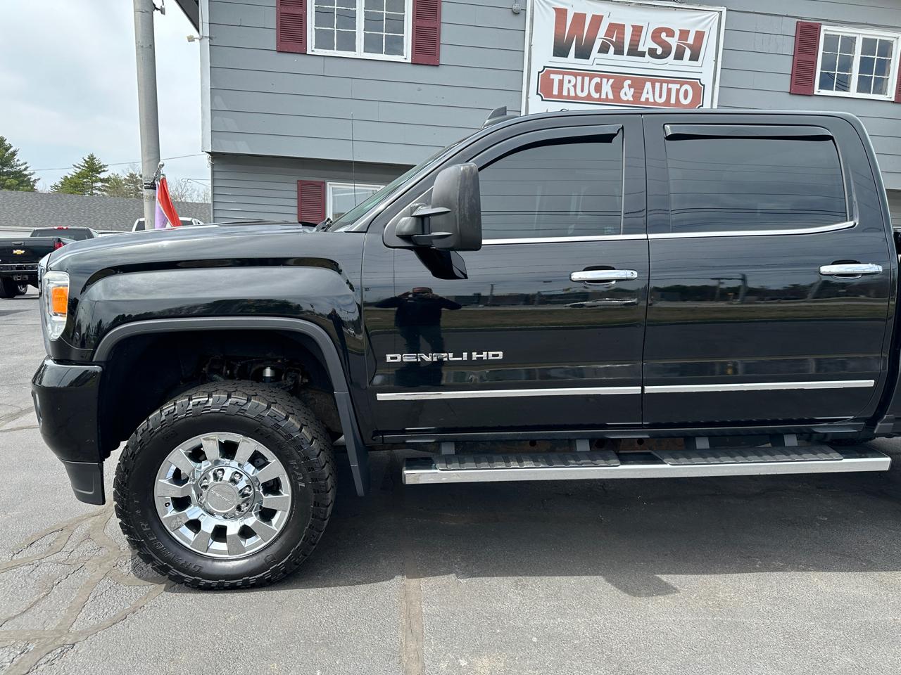GMC Sierra 2500HD Denali Crew Cab 4WD 2017