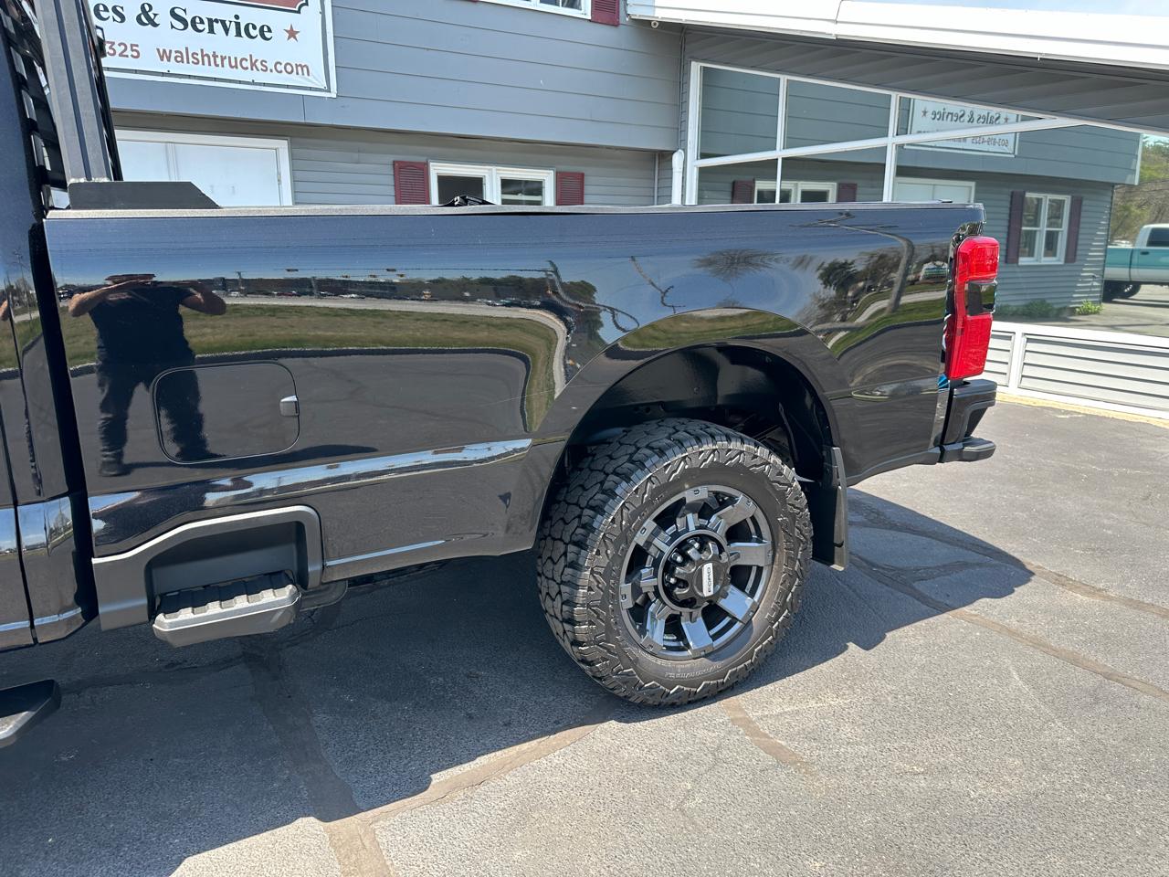 Ford F-350 SD Lariat Crew Cab Long Bed 4WD 2023