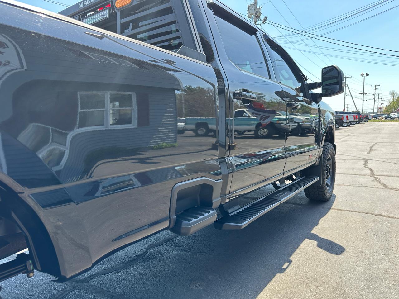 Ford F-350 SD Lariat Crew Cab Long Bed 4WD 2023