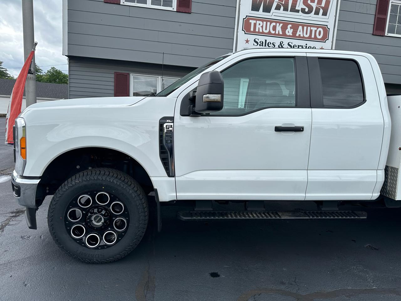 Ford F-250 SD XL SuperCab Long Bed 4WD 2023