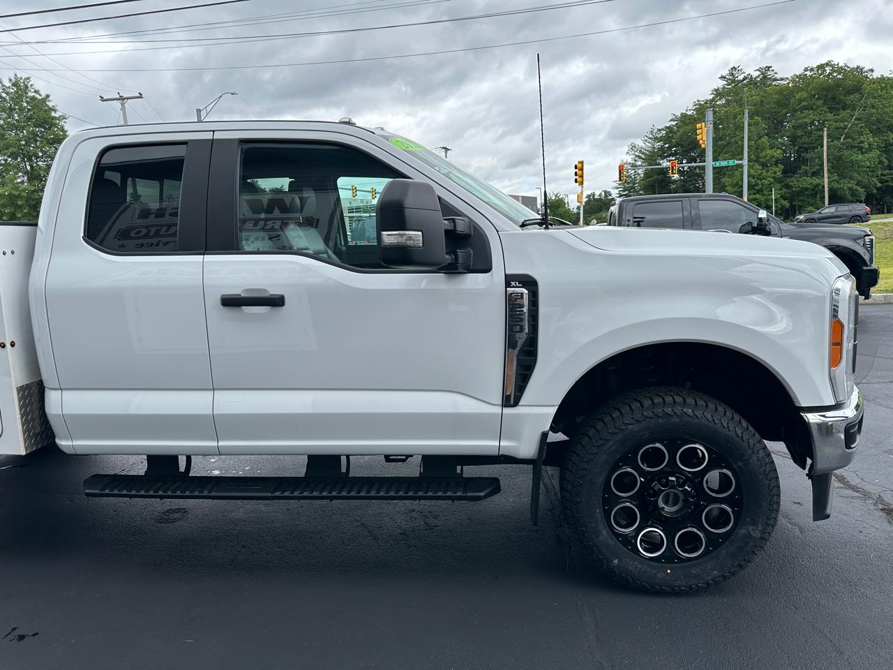 Ford F-250 SD XL SuperCab Long Bed 4WD 2023
