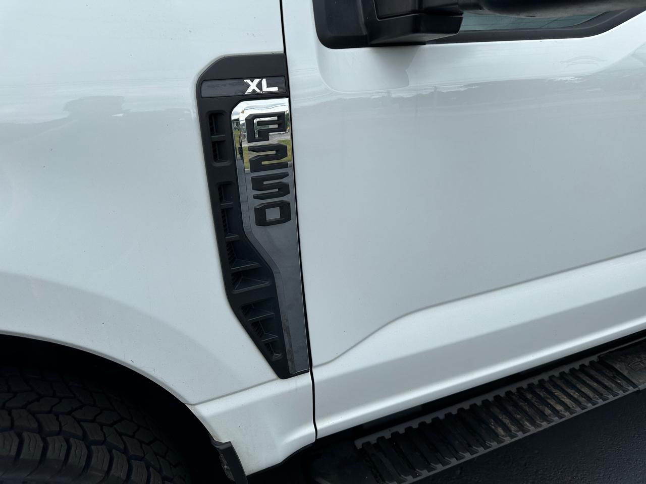 Ford F-250 SD XL SuperCab Long Bed 4WD 2023