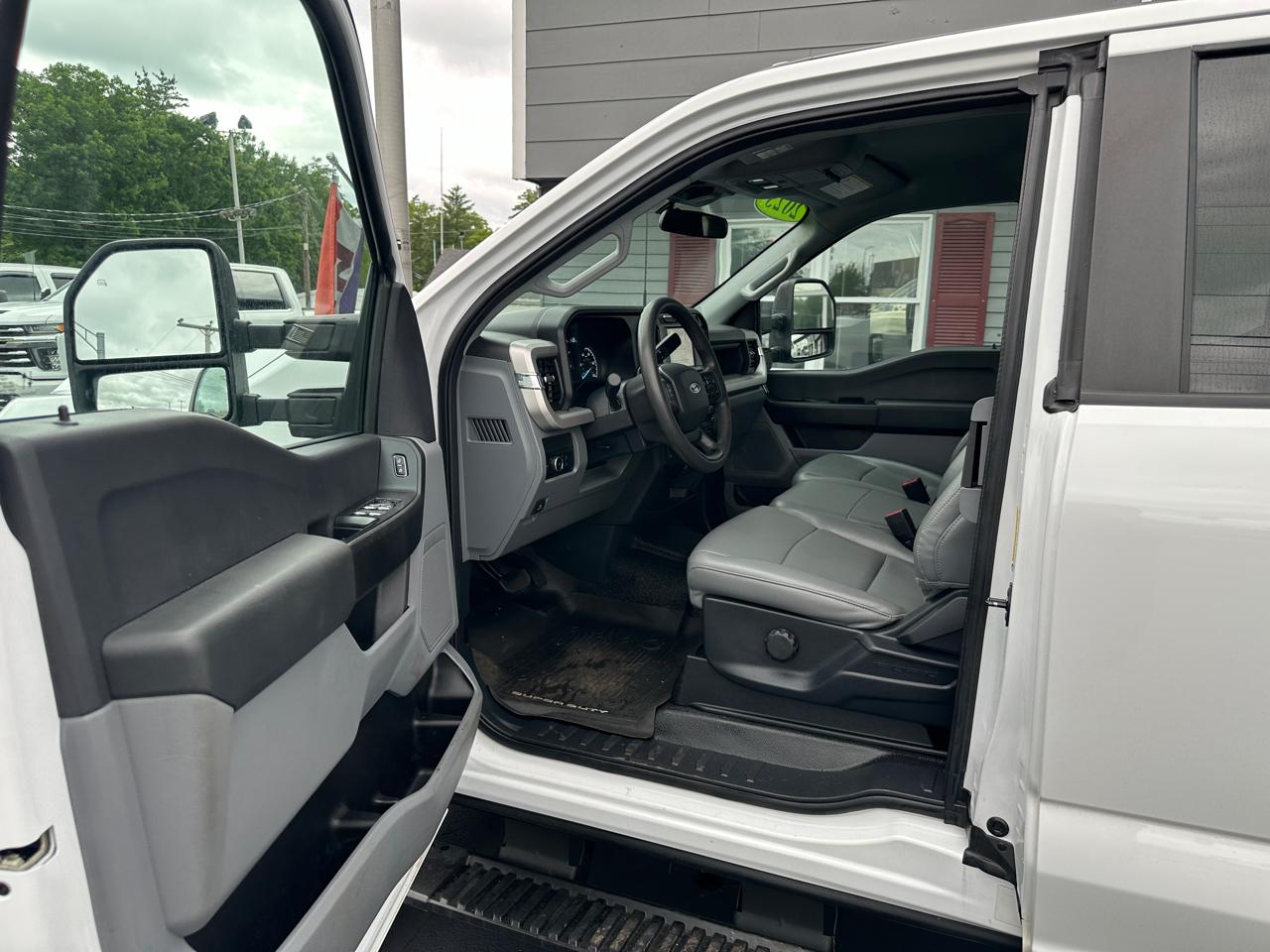 Ford F-250 SD XL SuperCab Long Bed 4WD 2023