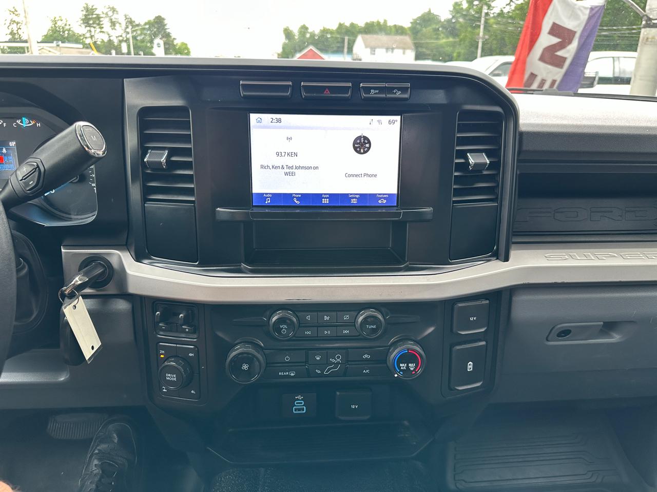 Ford F-250 SD XL SuperCab Long Bed 4WD 2023