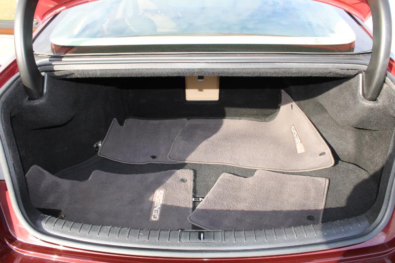 Hyundai Genesis 4dr Sdn V6 3.8L RWD 2015