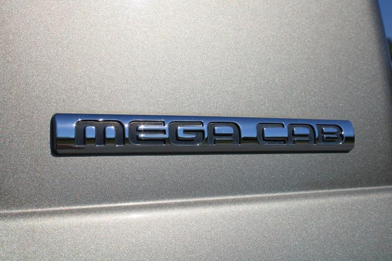 Dodge Ram 2500 Laramie Mega Cab 4WD 2006