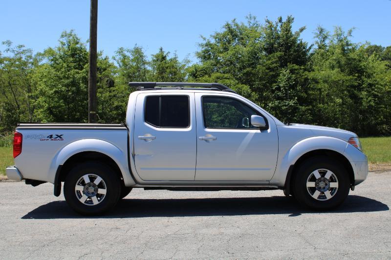 Nissan Frontier PRO-4X Crew Cab 4WD 2011