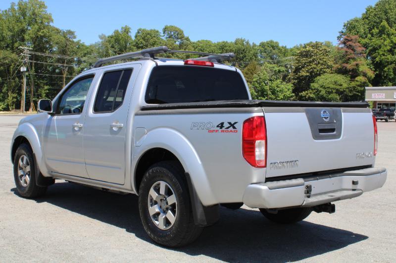 Nissan Frontier PRO-4X Crew Cab 4WD 2011