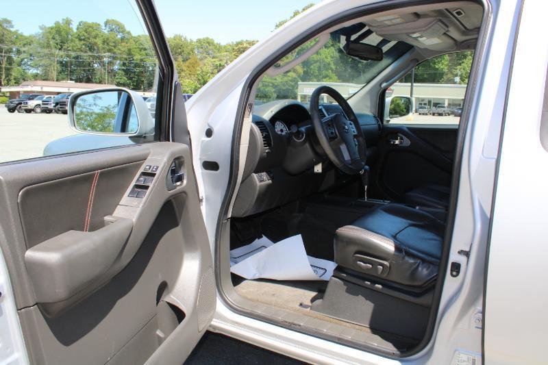 Nissan Frontier PRO-4X Crew Cab 4WD 2011