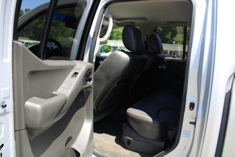 Nissan Frontier PRO-4X Crew Cab 4WD 2011