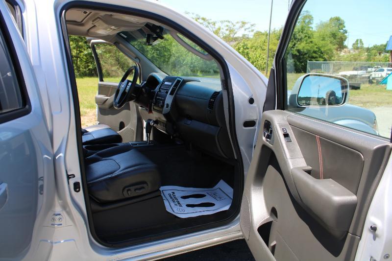 Nissan Frontier PRO-4X Crew Cab 4WD 2011