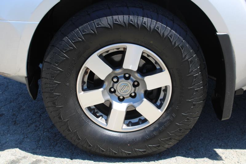 Nissan Frontier PRO-4X Crew Cab 4WD 2011