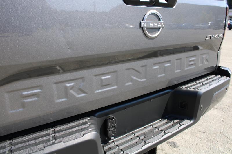 Nissan Frontier SV Crew Cab 4WD 2022