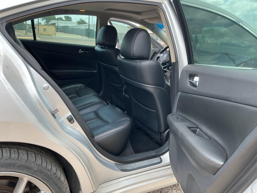Nissan Maxima S 2010