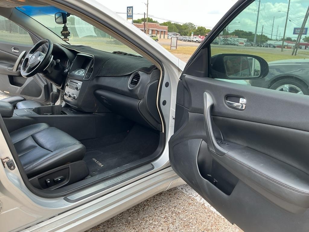Nissan Maxima S 2010