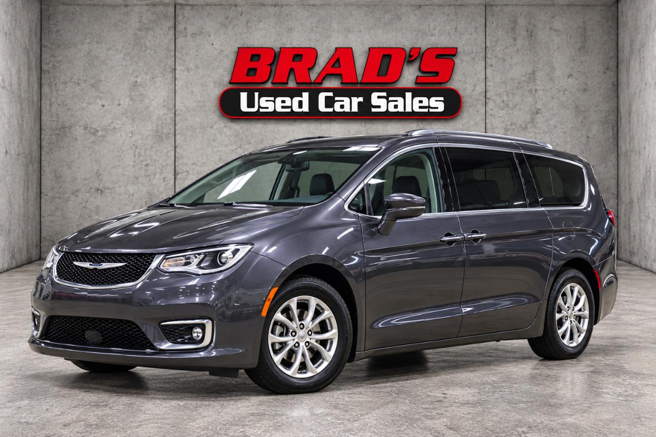 Chrysler Pacifica photo 2
