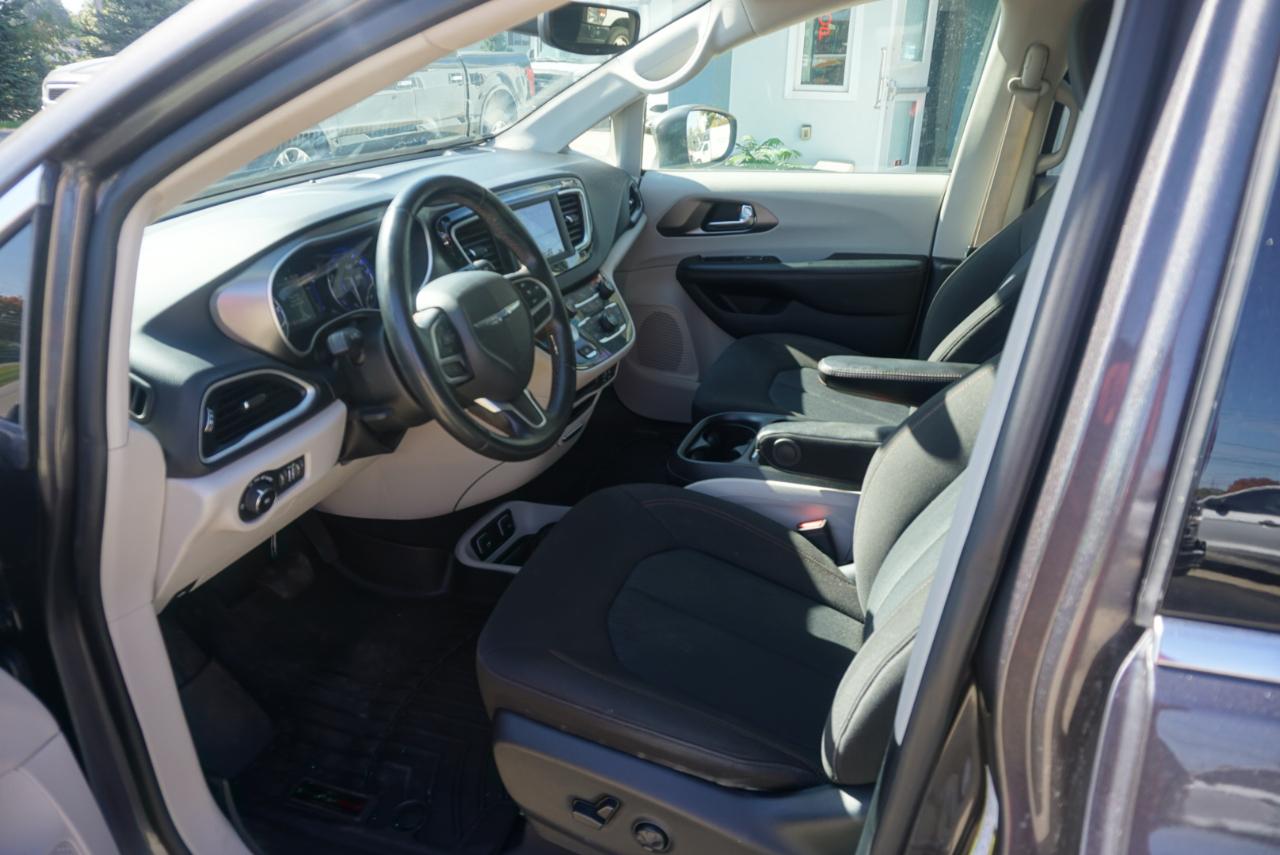 Chrysler Pacifica photo 8