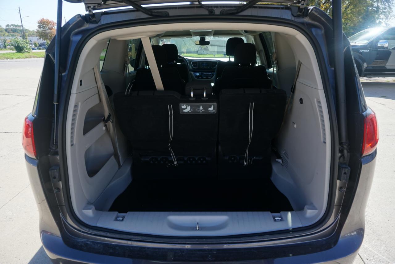Chrysler Pacifica photo 10