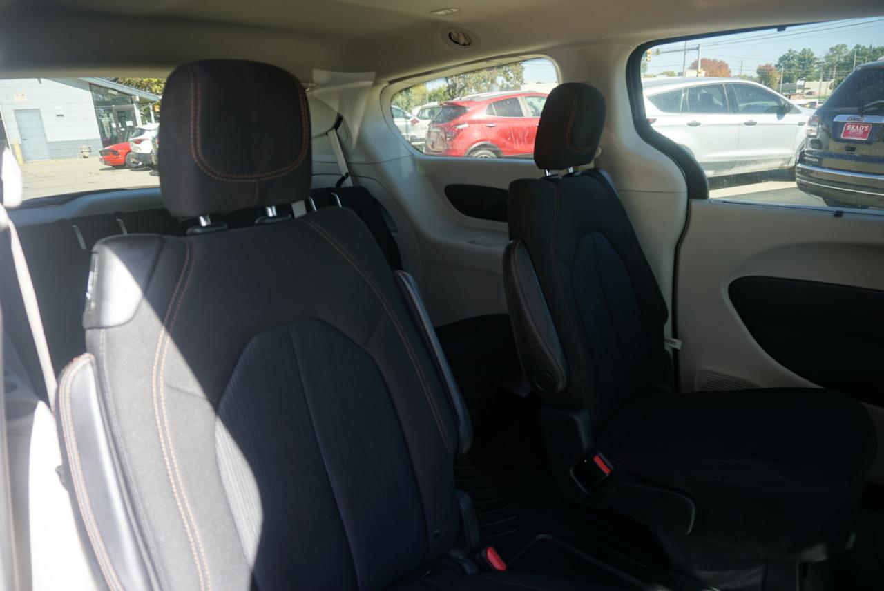Chrysler Pacifica photo 11
