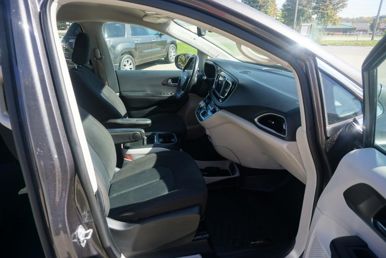 Chrysler Pacifica photo 12