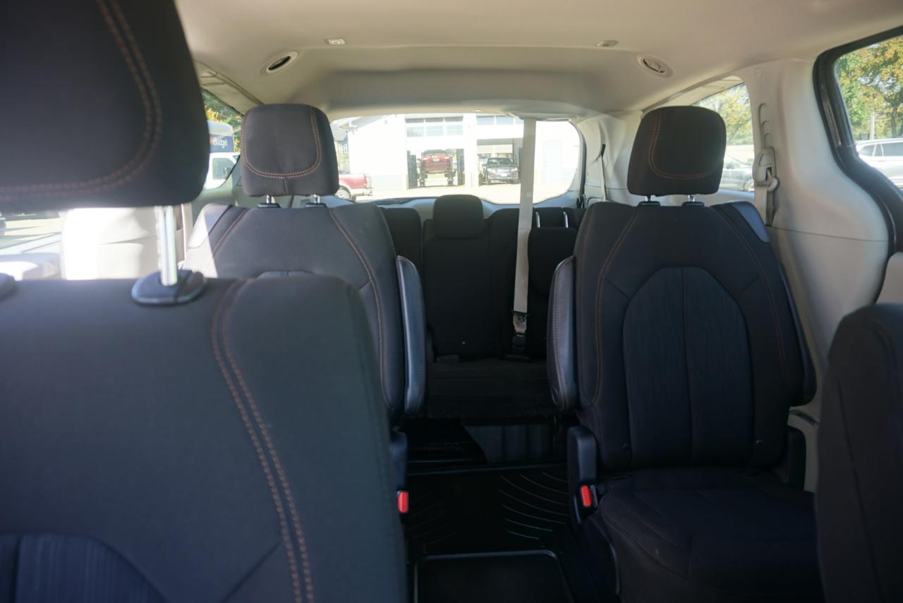 Chrysler Pacifica photo 13