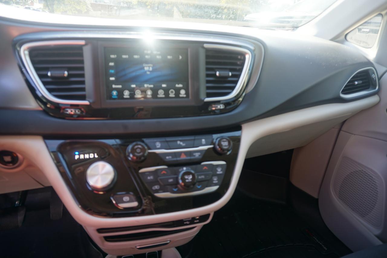 Chrysler Pacifica photo 14