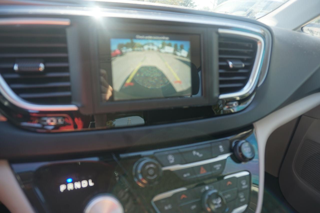 Chrysler Pacifica photo 17