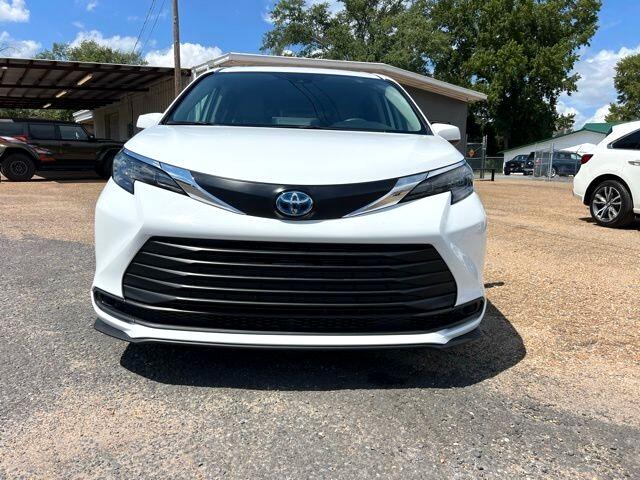 2024 Toyota Sienna LE photo 2