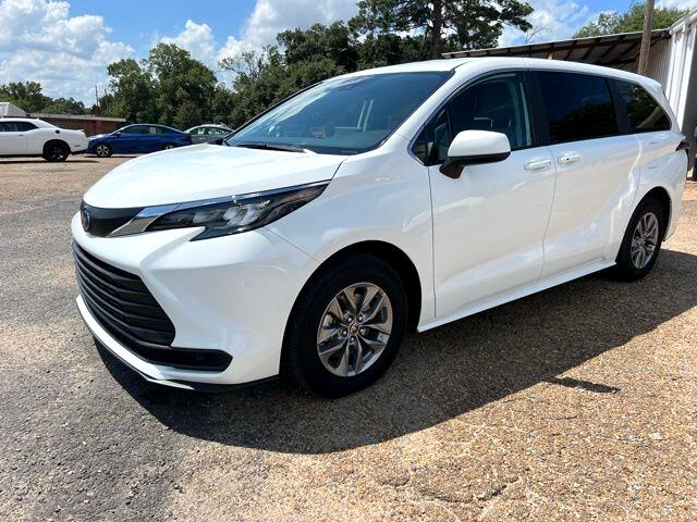 2024 Toyota Sienna LE photo 3
