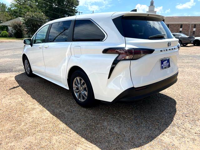 2024 Toyota Sienna LE photo 4