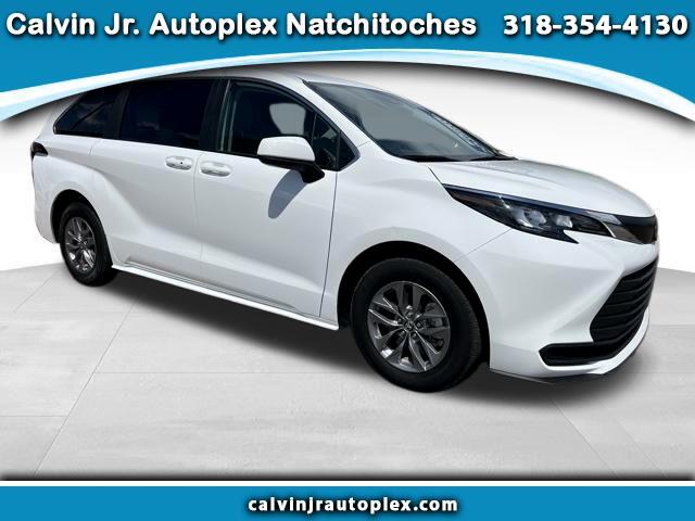 2024 Toyota Sienna LE's photo